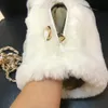 Mode hiver sac à chaîne souple classique avec position de la main chaude sac de fête en fourrure blanche flanelle avec chaîne en peluche mignon étui à bandoulière