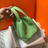 зеленый кожаный клатч
