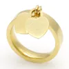 Mode smycken 316l titan guldpläterade hjärtformade ringar t brev bokstäver dubbel hjärtring kvinnlig ring för kvinna