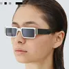 Bredvid den kvinnliga personligheten ihålig rektangulär öppning smala sidorvita solglasögon för män och kvinnor allmänna ord2465145