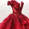 2022 Luxueux Bourgogne Robe De Bal Quinceanera Robes Hors Épaule Dentelle Appliques Perles De Cristal Avec Fleurs Florales 3D Chapelle Train Fête Robes De Soirée