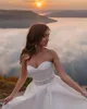 2021最新のサテンのウェディングドレス恋人のネックラインビーズスパンコールビーズスイープ列車カスタムメイドの結婚式のブライダルガウンvestido de Novia