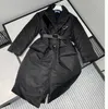 Women Designer Long Parkas Płaszcz z odwróconym trójkątnym trójkątem Kobiety Zimowe grube płaszcz Suitsblazers W stylu pasa Czarny C234K