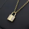 Europa Amerika Mode Dames Dame Titanium Staal Dikke Ketting Ketting Met Gegraveerde V initialen Dubbele rij Diamond Lock Charm