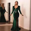 Dark Green Velvet Prom Dresses Z Długim Rękawem V Neck Formalny Wieczór Party Suknie Side Slit Syrenka Specjalna okazja Dress Arabski Dubai Al8044