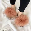 Kvinnor Vinter Fluffy Raccoon Fur Slides Kvinnor Real Fox Fur Slides Hem Furry Flat Sandaler Kvinna Söt Fluffy House Kvinnor Tofflor Y200706