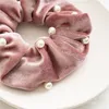 Scrunchies الشعر مع اللؤلؤ فتاة المخملية مرونة hairbands كبيرة الأمعاء الحبال الشعر للنساء ذيل حصان حامل اكسسوارات للشعر M3151