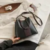 チェーントートバケットバッグ2021ファッション新しい高品質のPUレザー女性デザイナーハンドバッグ旅行肩のメッセンジャーバッグ234y