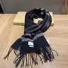 Diseñador 100% Cachemira Bufanda Invierno Mujeres y hombres Bufanda larga Wuality Diadema Moda Pashmina clásica Tela escocesa Impreso Bur Ultra suave Berry con caja Regalo de Navidad