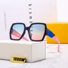 2021 Högkvalitativ mode solglasögon Partihandel Lätt UV400 Lens Womens Solglasögon Mens med Box Flexibel Framework
