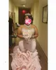 プラスサイズのピンクのアフリカの人魚のウェディングドレス高級クリスタルビーズレースの恋人の長いフリルスカートトランペット結婚ブライダルガウンAL8088