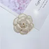 Pins Broscher Camellia Pearl For Women Elegant Blomma Corsage Mode Vinter Smycken Tröja Kappa Lyxiga Accessoarer Brosch Kirk22