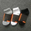 Korta sportstrumpor 3 Par / Lot Trend Joker Hook Print Strumpor Män och Kvinnor Strumpor Four Seasons Medium Tube Short Tube Socks