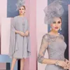 Chic grigio pieghe chiffon madre della sposa abiti 3/4 maniche lunghe al ginocchio in pizzo applique corto abiti da ballo di fine anno con mantello avvolge donne formale robe de soiree AL9840