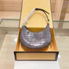 Half Moon Shoulder Bag Letter Underarm Påsar Pouch Women Clutch Leather Purse Bottom Letters Decor Sling Pack Tote Female Walls