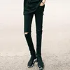 IDOPY Rahat Skinny Pantolon Erkekler Katı Siyah Beyaz Kalem Yırtık Dilenci Jeans Gençlik Erkek C1123 Için Diz Delikli