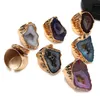 Sieraden vergulde ring, agaat geode, gekleurde ruwe steen, gouden rand, verstelbare Europese natuursteen, unisex.