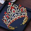 Vintage Królowa Królowa Diadem Barok Gold Metal Tiaras Czerwony Kryształ Pearl Crown Bride Wedding Włosów Akcesoria Kobiety Włosy Biżuteria J0113