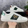 Toppkvalitet Män Kvinnor Fritidsskor Låga platta matt läder Sneakers Ace Bee Shoe Walking Chaussures Trainers Gröna Röda Ränder Broderi