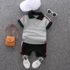 Pojkar passar baby sommarstil tvådelar set barn casual utomhuskläder barn fast färg t-shirt + shorts kläder