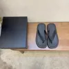 2022 Tofflor Designer Slide Sommarsandaler Mode Strand Inomhus Flat Flip Flops Läder Dam Dam Skor Dam Tofflor Storlek 35-45 med låda