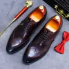 Ny Bullock Carved Mäns Läder Skor Fashion Pointed Toe Business Dress Stor Storlek Skor Män Formell Använd läderskor
