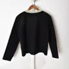 2021 봄 긴 소매 원형 목 검은 명암 색 니트 포켓 자수 짧은 스웨터 여성 패션 카디건 스웨터 J2316129