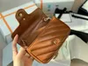 Senaste Luxurys Twills Cross Body Bags Zipper Chains Strap Brown Baguette Handväska Real Läder Karamell Färg Skulderväska Twill Kvinnor Handväskor Dubbeltryck 18cm