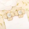 Orecchino a bottone a forma di fiore pendente con ciondolo di qualità di lusso con colore bianco e conchiglia bianca per regalo di gioielli da sposa da donna con timbro sulla scatola PS4236