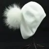 Automne Hiver Bérets Chapeau Femmes Casual Béret En Laine Tricotée Avec De La Vraie Fourrure De Raton Laveur Pom Pom Dames Angola Cachemire Béret Chapeau Femme Y200102