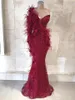 En axel burgundy sjöjungfrun kväll klänningar fjäder spets pärlor 3d blommig appliqued prom klänningar skräddarsydd form formell fest klänning