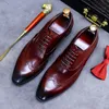 Ny Bullock Carved Mäns Läder Skor Fashion Pointed Toe Business Dress Stor Storlek Skor Män Formell Använd läderskor