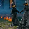 Хэллоуин легкие ведьмы с кольями, держащими руки, кричащие ведьмы