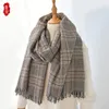 Lenços clássico marrom xadrez lã lenço mulheres inverno longo Cabo Bandana xaile moda chique presente de luxo para senhora menina