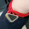 Bracelet en cuir de créateur de mode pour hommes femmes Triangle pendentif Bracelets rouge noir femmes luxe amour Bracelets bijoux nouveau 22011501R