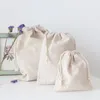 Wit Daisy Linen Gift Bags 9x12cm 10x15cm 13x17cm Pack van 50 feestkappen Candy Gunst Bag houders make -up sieraden trekkoord Pouch301L