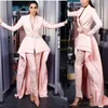 Elegant designer hög låga jumpsuits kväll formella klänningar v nacke rosa spets byxor prom party wear med långa ärmar satin sash kändis klänningar arabiska dubai