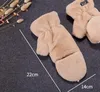 Мягкие из искусственных меховых перчаток пушистые выстроились наверху без пальцы без пальцев без пальцев без пальцев