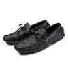 Mens skor casual vår sommar män loafers ny glida på läder ungdom män skor andas mode platt skor svart 201103