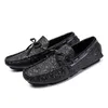 Zapatos para hombre Casual Primavera Verano Hombres Mocasines Nuevo Slip On Cuero Jóvenes Hombres Zapatos Transpirable Moda Calzado plano Negro 201103