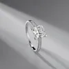 Melhor venda S925 Silver D Color Simulação Transparente Moissanite Anel Micro-Conjunto Multi-Diamante Luz Luxo Jóias Femininas