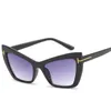 2020 New Lady Oversized Solglasögon för Kvinnor Kattögon Varumärke Designer Glasögon Fashion Rivet T eyewear Trend Sun Glasses UV400