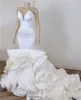 Luksusowe Suknie Syrenki Suknie Ślubne Sexy Backless Sweetheart Długie Suknie Ślubne Bridal Z Kaskadowymi Ruffles Organza Spódnica