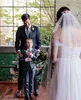 Tenue de cérémonie garçon porteur d'anneau Tuxedos Peake revers deux boutons vêtements pour enfants pour fête de mariage enfants 2 pièces ensemble (veste blanche + pantalon noir)