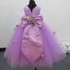 Skräddarsydda Billiga Blomsterflickor Klänningar Med Vacker Jewel Neckline Lilac Satin och Tulle Ganska Big Bowknot Back Pageant Gowns för tjejer