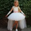 Billiga High Low Flower Girls 'Dresses for Wedding Party Ärmlös Applique Tulle Sash Kids Födelsedagklänningar