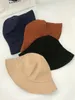 Les nouveaux bonnets de bassin en velours côtelé pour hommes et femmes d'automne et d'hiver 2020 sont à la mode et à la mode.