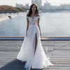 Sexy Spitzen-Hochzeitskleid mit V-Ausschnitt, rückenfrei, Flügelärmeln, geteilt, Tüll-Applikationen, elegantes, schlichtes, bodenlanges Strandhochzeitskleid in A-Linie