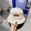 Desingers Luxurys Chapeau Seau Brodé Femme et Homme Chapeaux Tricotés Chauds Style Dame avec Chapeaux à Large Bord Laine d'Agneau avec Bords Bruts Officiel Loisir Cool Vogue