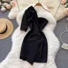 Mini robe noire Sexy pour femmes, asymétrique épaule dénudée irrégulière, Double boutonnage, manches courtes, taille haute, Slim, été, 2022